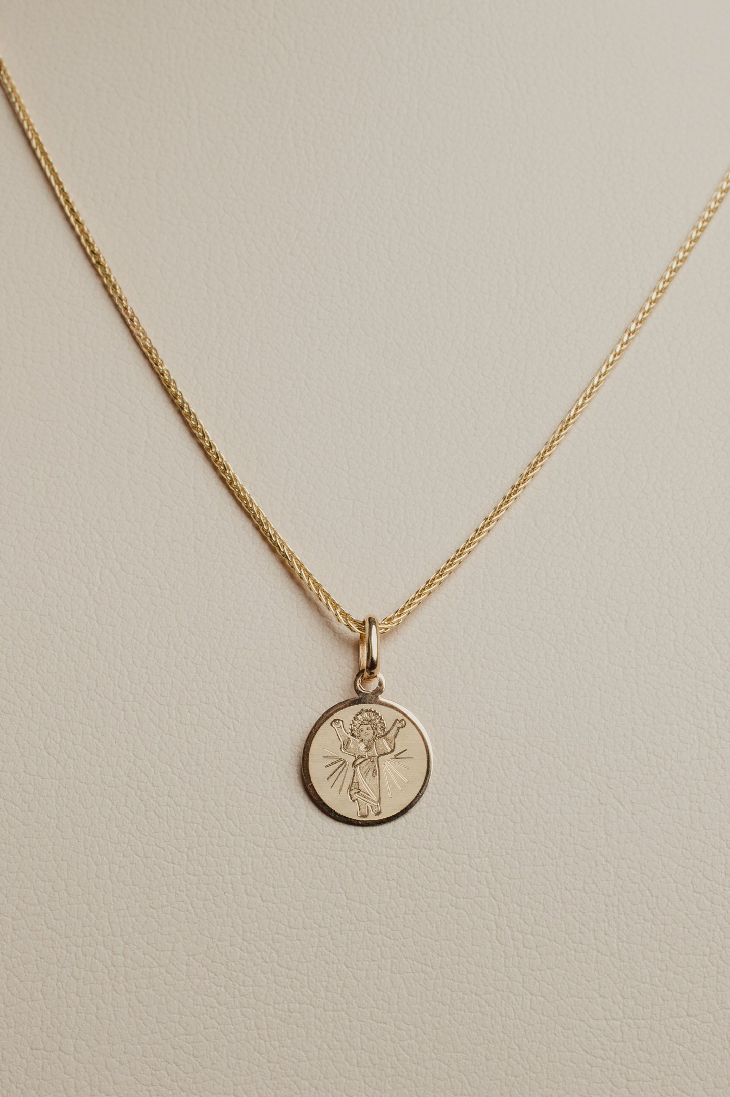 Medalla divino niño redonda láser