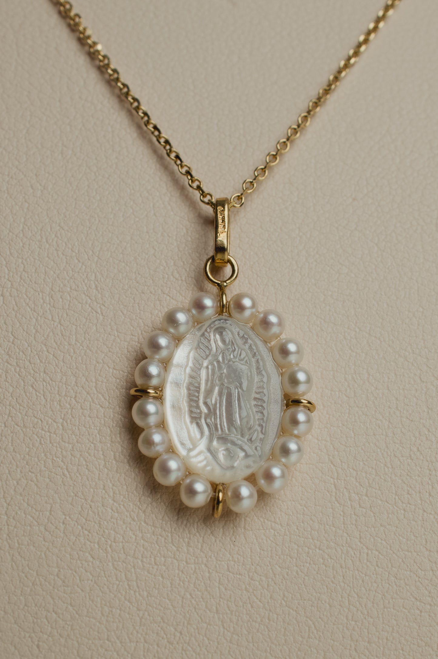 Medalla V. Guadalupe madre perla 14k