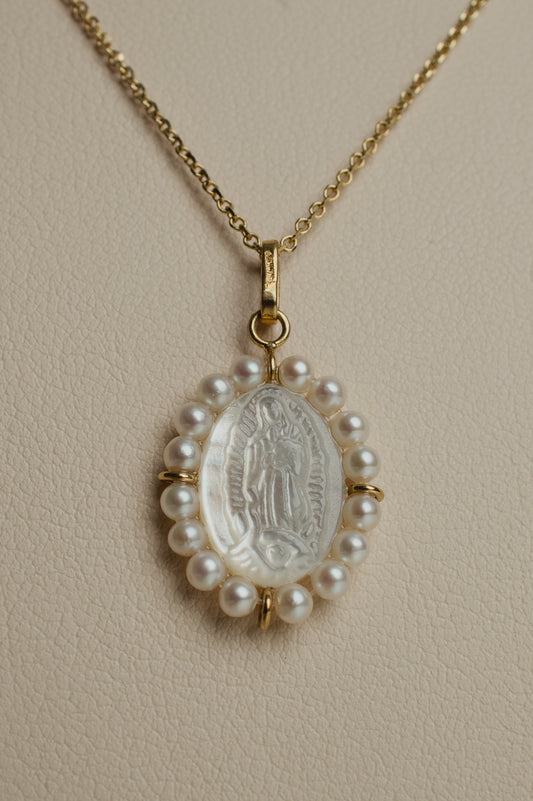 Medalla V. Guadalupe madre perla 14k