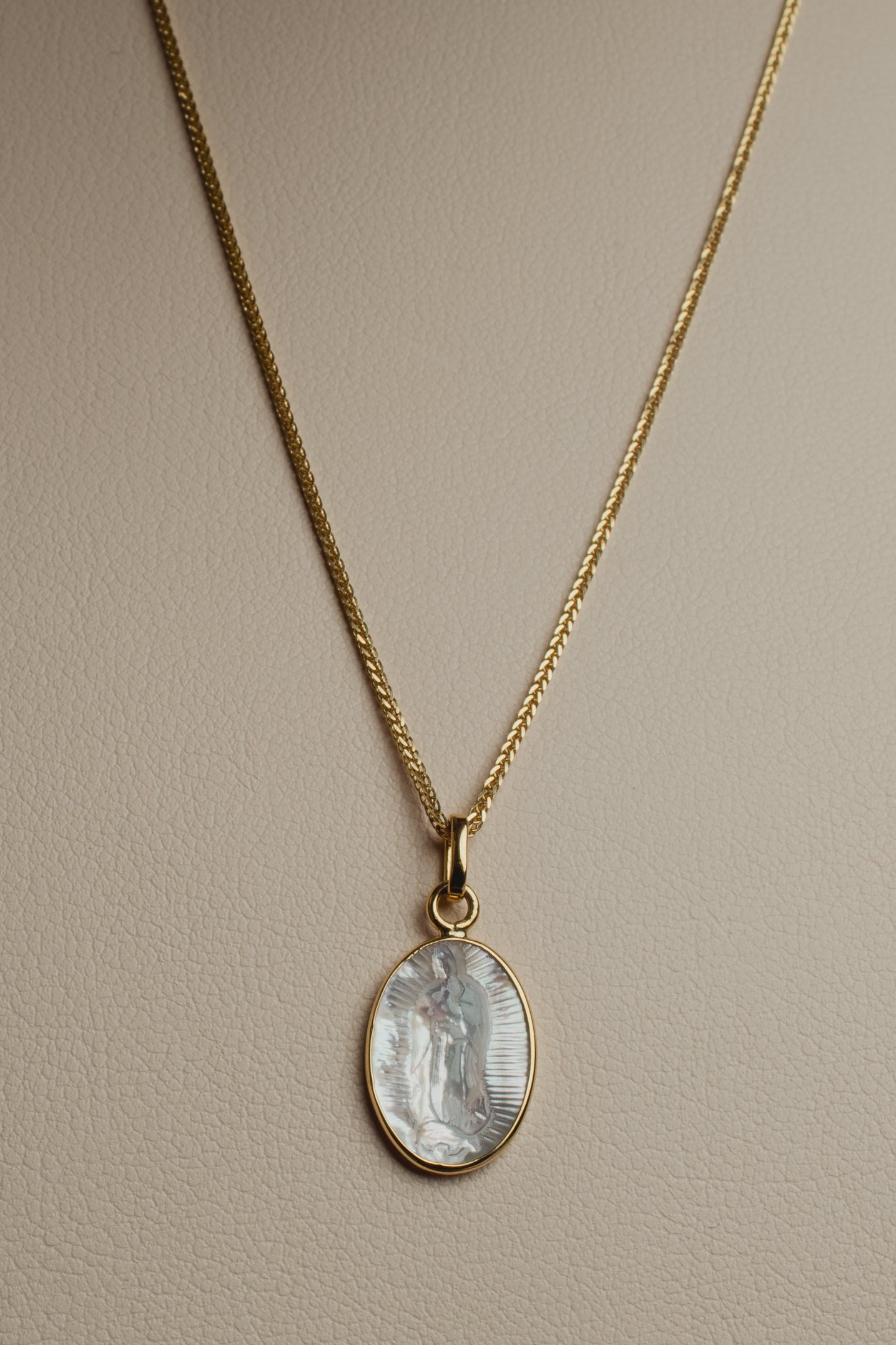 Medalla V. Guadalupe madre perla 14k
