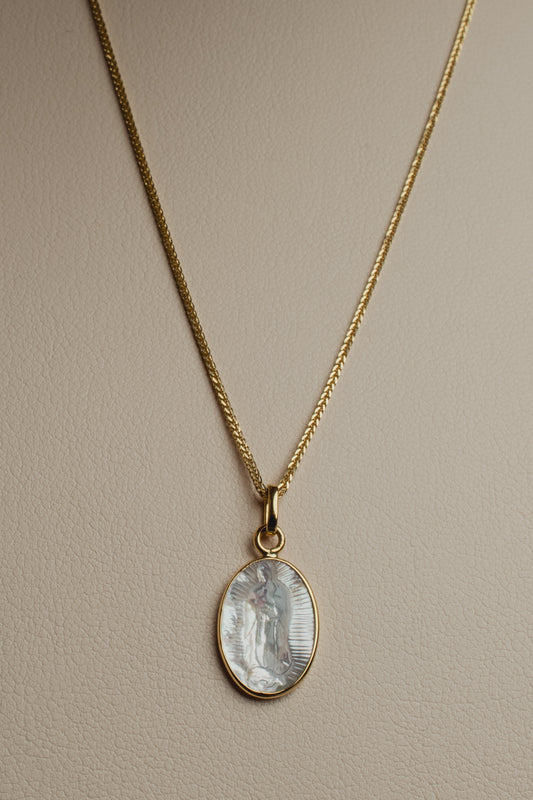 Medalla V. Guadalupe madre perla 14k