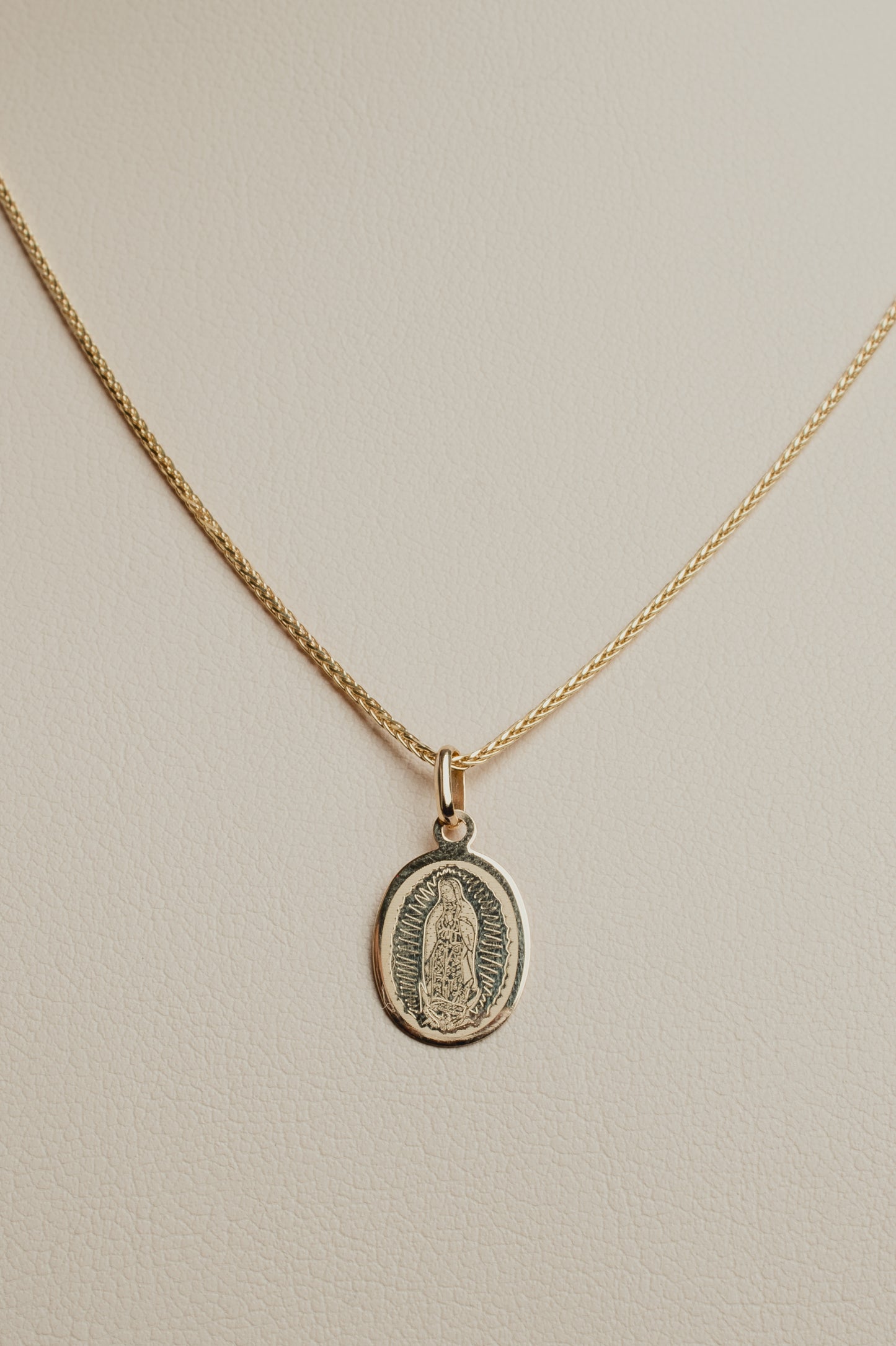 Medalla V. Guadalupe ovalada laser